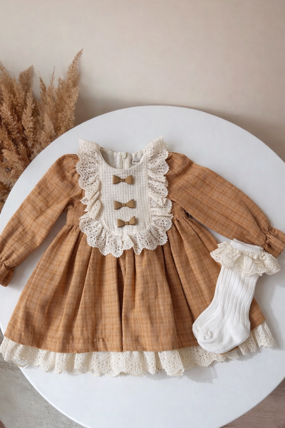 SET ELEGANT 2 PJESËSH PËR VAJZA – FUSTAN ME DANTELLE DHE ÇORAPE KLASIKE