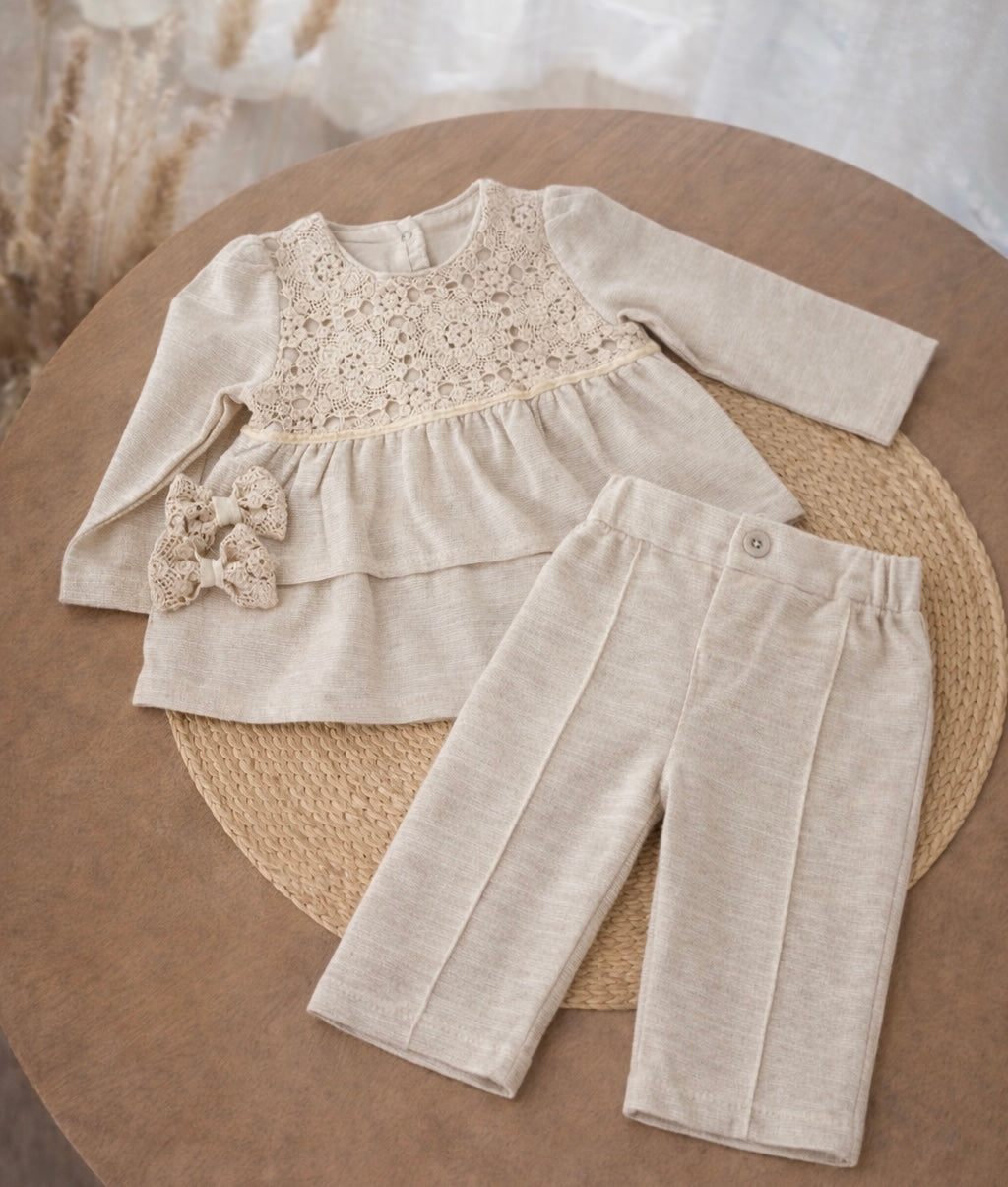 SET ELEGANT 2 PJESËSH PËR VAJZA – BLUZË ME DETAJE DANTELLE DHE PANTALLONA BEZHË