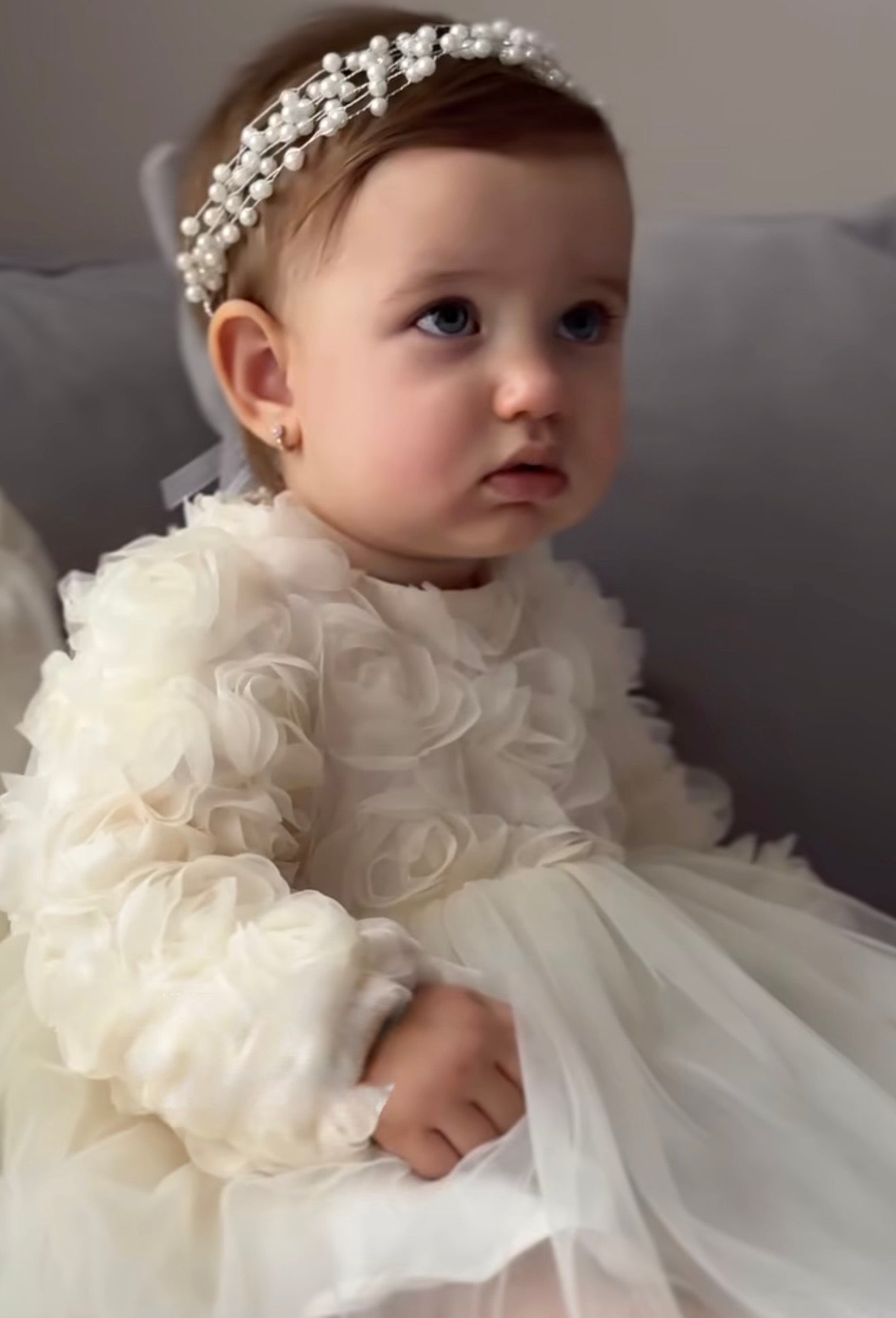 KURORA ME PERLA TË BARDHA PËR VAJZA – STIL KLASIK ELEGANT