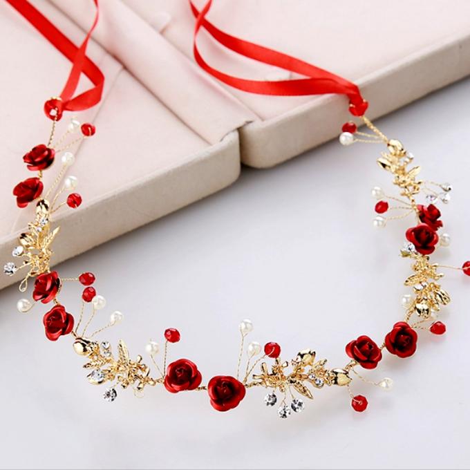 KURORA ME LULE TE KUQE DHE PERLA PER VAJZA – STIL ELEGANT FESTIV