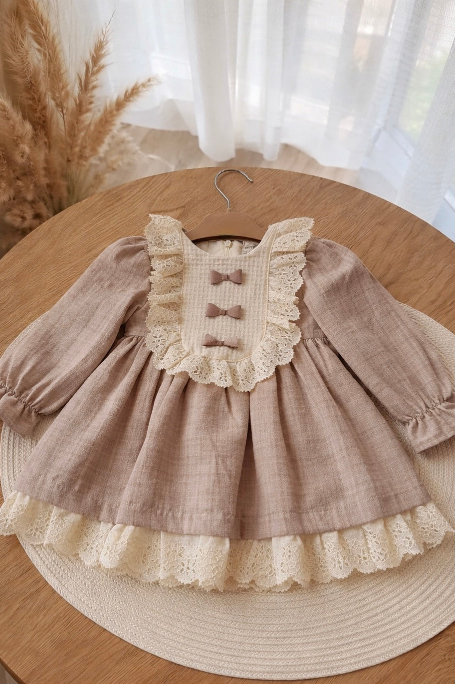 FUSTAN ELEGANT PËR VAJZA ME DETAJE DANTELLE DHE NGJYRË NUDE