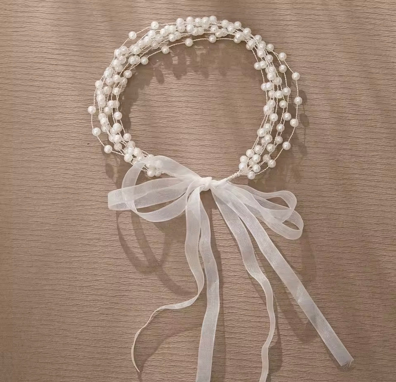 KURORA ME PERLA TË BARDHA PËR VAJZA – STIL KLASIK ELEGANT