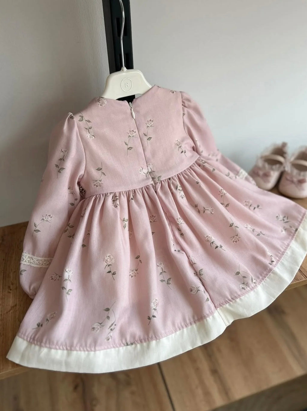 FUSTAN ROZE ME JAKË TË BARDHË - & DETAJE KLASIKE