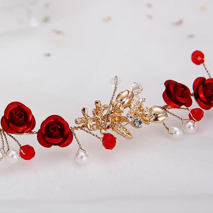 KURORA ME LULE TE KUQE DHE PERLA PER VAJZA – STIL ELEGANT FESTIV