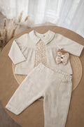 SET KLASIK PËR BEBE – BLUZË ME DETAJE DANTELLE, PANTALLONA BEZHË & SETI ME KAPËSE