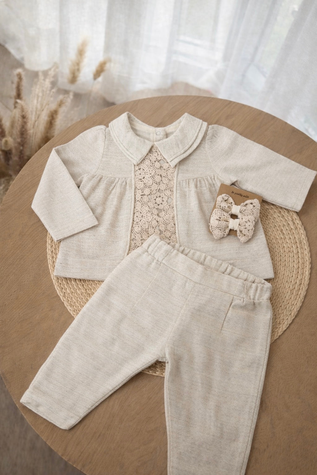 SET KLASIK PËR BEBE – BLUZË ME DETAJE DANTELLE, PANTALLONA BEZHË & SETI ME KAPËSE